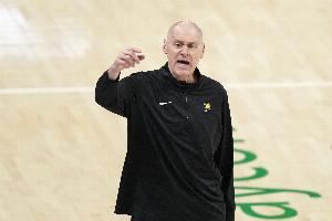 卡莱尔：对阵雷霆时不能太保守 否则你就无法得分
