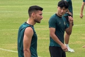 体坛报：华裔球员郑家骋、克罗地亚前锋皮萨契奇正在浙江队试训