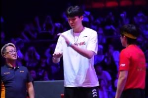 这手机颠球很流畅啊！杨瀚森为王楚钦比赛挑边&入场赢得观众喝彩