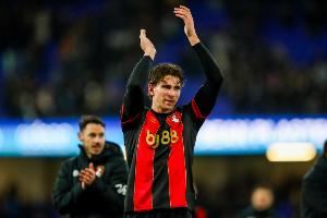 记者：伯恩茅斯中卫扎巴尼通过巴黎体检，转会费6300万欧+浮动