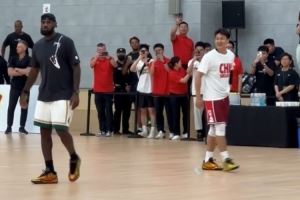 队长同框！赵睿出席詹姆斯中国行活动 开心与现场球迷打招呼