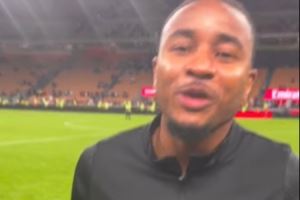 被问是否还有气球，恩昆库从球袜里掏出来并回答：我一直都等着用