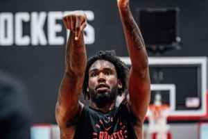 合同年&上赛季场均12+6！火箭官方晒伊森今日训练照