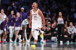 关键抢断制胜！艾莉莎-托马斯18中9砍21分9板8助4断2帽 正负值+12