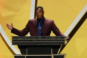 皮尔斯：有女孩用手机查队里每个人的薪资 专挑中后段的球员下手