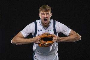 独行侠VS雷霆首发：弗拉格&浓眉&克莱&拉塞尔&莱夫利登场 SGA缺阵