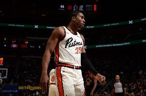 还得调整！艾维季前赛复出 半场14分钟拿7分&但出现3失误3犯规