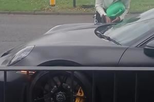 人在囧途😂威洛克20万的保时捷没油抛锚，离纽卡停车场仅几百米