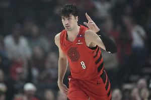 半场三分3中0！阿夫迪亚半场9中3 拿到8分3篮板3助攻