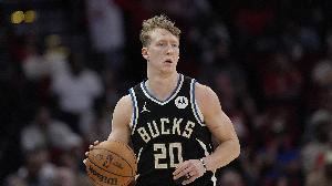 场均7.4分2.4板1.5助！雄鹿官方：与后卫AJ-格林达成多年续约协议