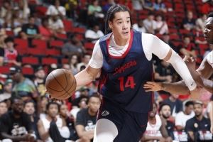 拼劲十足！30号秀尼德豪泽10中5拿下13分11板3助2帽 7前场板