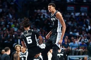 统治攻防！文班亚马半场10中6拿下12分8板1助5帽