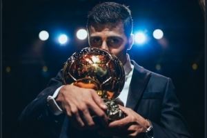 曼城官推晒罗德里亲吻金球奖照片：去年今日，罗德里获得金球奖