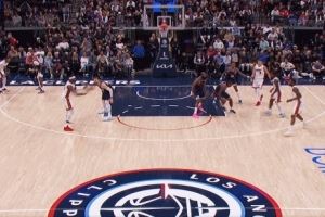 幸无大碍！小卡防守中出现崴脚倒地 仍坚持作战